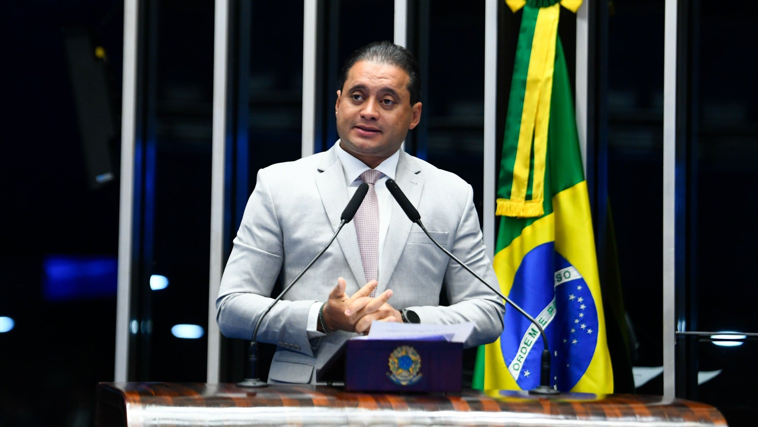 Relatório do senador Weverton Rocha [na imagem] para o PL das eólicas offshore mantém contratação de térmicas (Foto Marcos Oliveira/Agência Senado)