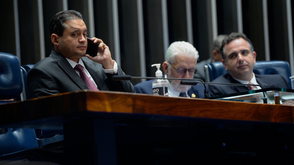 Weverton Rocha, relator do PL das éolicas offshore no Senado, à mesa do plenário (Foto Andressa Anholete/Agência Senado)