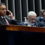 Weverton Rocha, relator do PL das éolicas offshore no Senado, à mesa do plenário (Foto Andressa Anholete/Agência Senado)