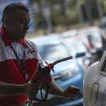 Distribuidoras têm até 31 de dezembro para aposentar CBIOs e cumprir meta de 2024. Na imagem: Consumidores fazem fila em posto de combustíveis de Brasília (DF) durante o Dia Livre de Impostos, em 6/6/2024 (Foto Marcelo Camargo/Agência Brasil)