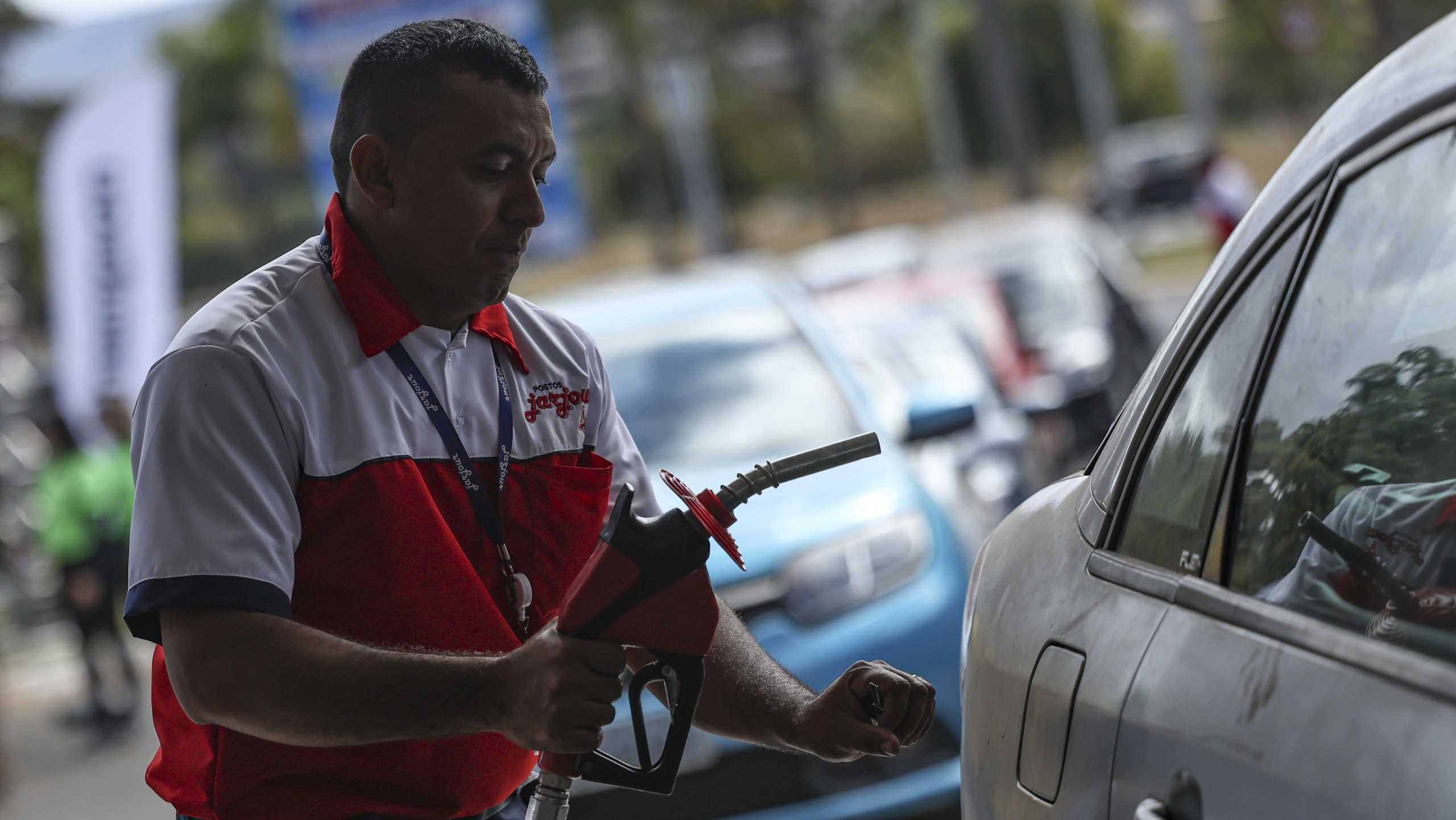 Distribuidoras têm até 31 de dezembro para aposentar CBIOs e cumprir meta de 2024. Na imagem: Consumidores fazem fila em posto de combustíveis de Brasília (DF) durante o Dia Livre de Impostos, em 6/6/2024 (Foto Marcelo Camargo/Agência Brasil)