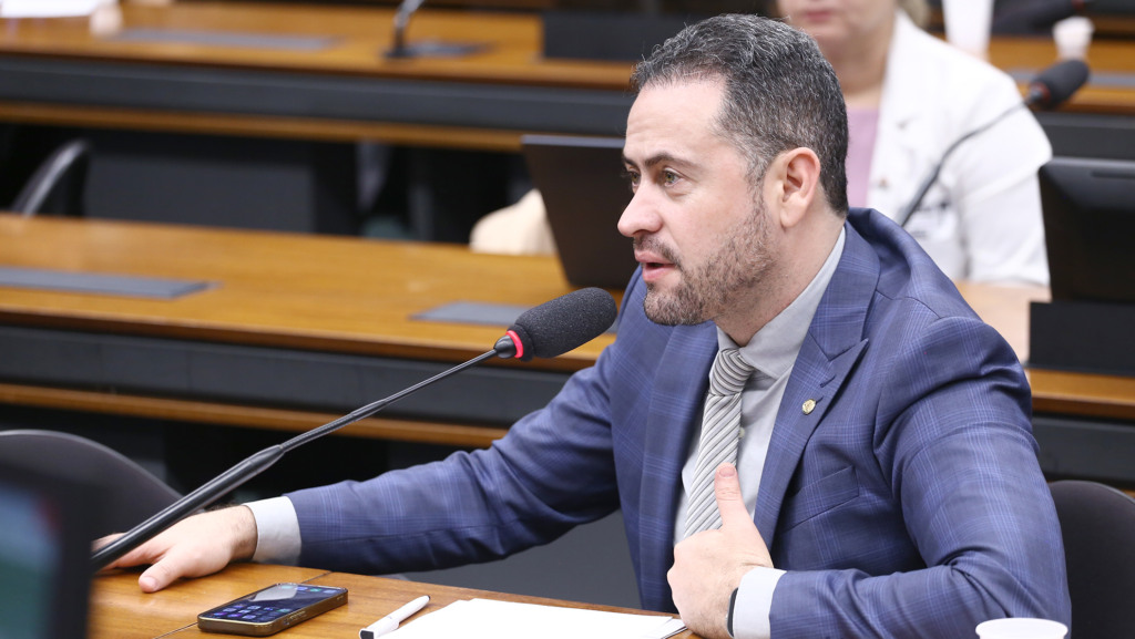 Kiko Celeguim fala, à bancada, durante audiência pública no plenário da Câmara, em 4/12/2024 (Foto Vinicius Loures/Câmara dos Deputados)