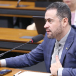 Kiko Celeguim fala, à bancada, durante audiência pública no plenário da Câmara, em 4/12/2024 (Foto Vinicius Loures/Câmara dos Deputados)