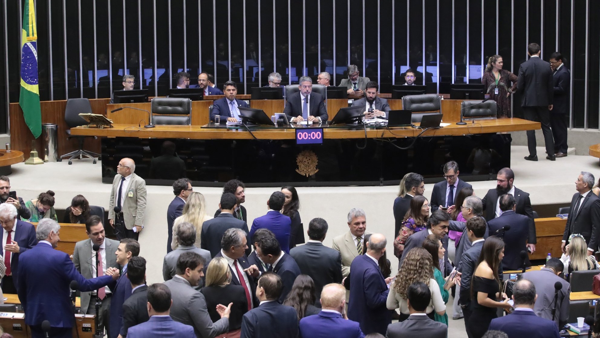 Arthur Lira preside sessão do plenário que aprovou a regulamentação da reforma tributária, o PLP 68/2024, em 17/12/2024 (Foto Vinicius Loures/Câmara dos Deputados)