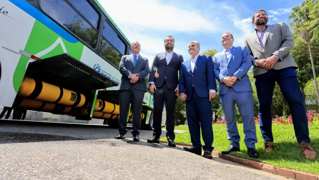 Projeto-piloto usará ônibus a gás, modelos Scania K 280 e o Scania K 340, em duas linhas intermunicipais do RJ (Foto Marcelo Regua/Governo RJ)