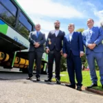 Projeto-piloto usará ônibus a gás, modelos Scania K 280 e o Scania K 340, em duas linhas intermunicipais do RJ (Foto Marcelo Regua/Governo RJ)