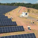 Vista de fileiras de painéis fotovoltaicos em usina de geração solar da Órigo Energia (Foto Divulgação)