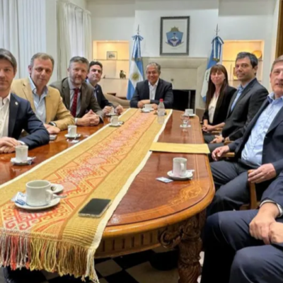 Governador da Província de Neuqúen, Rolando Figueroa [ao centro], durante sacramento da venda de ativos da Exxon para Pluspetrol (Foto Divulgação Governo de Neuquén)