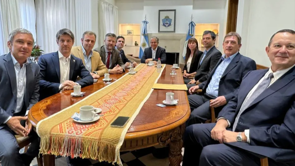 Governador da Província de Neuqúen, Rolando Figueroa [ao centro], durante sacramento da venda de ativos da Exxon para Pluspetrol (Foto Divulgação Governo de Neuquén)