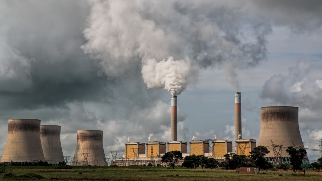 Usina termelétrica a carvão lançando grande volume de fumaça poluente na atmosfera (Foto Steve Buissinne/Pixabay)