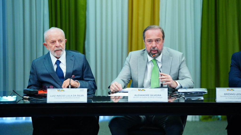 Presidente Lula e ministro Alexandre Silveira durante reunião extraordinária do CNPE de 26/8/2024 (Foto Tauan Alencar/MME)