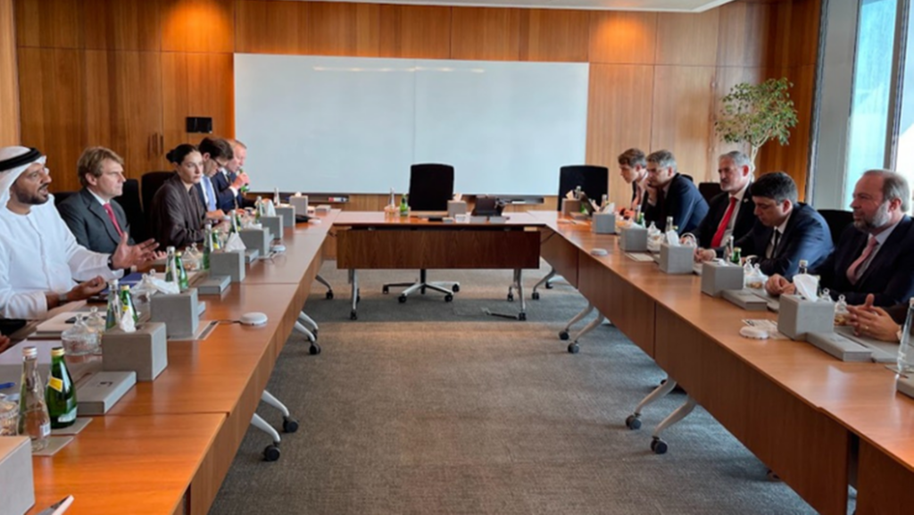 Ministro Alexandre Silveira em reunião com representantes da Adnoc (Foto Reprodução MME)