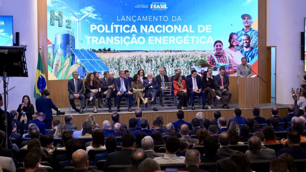 Alexandre Silveira fala, na presença de Lula, durante o lançamento da Política Nacional da Transição Energética, em 26/8/2024 (Foto Ricardo Botelho/MME)