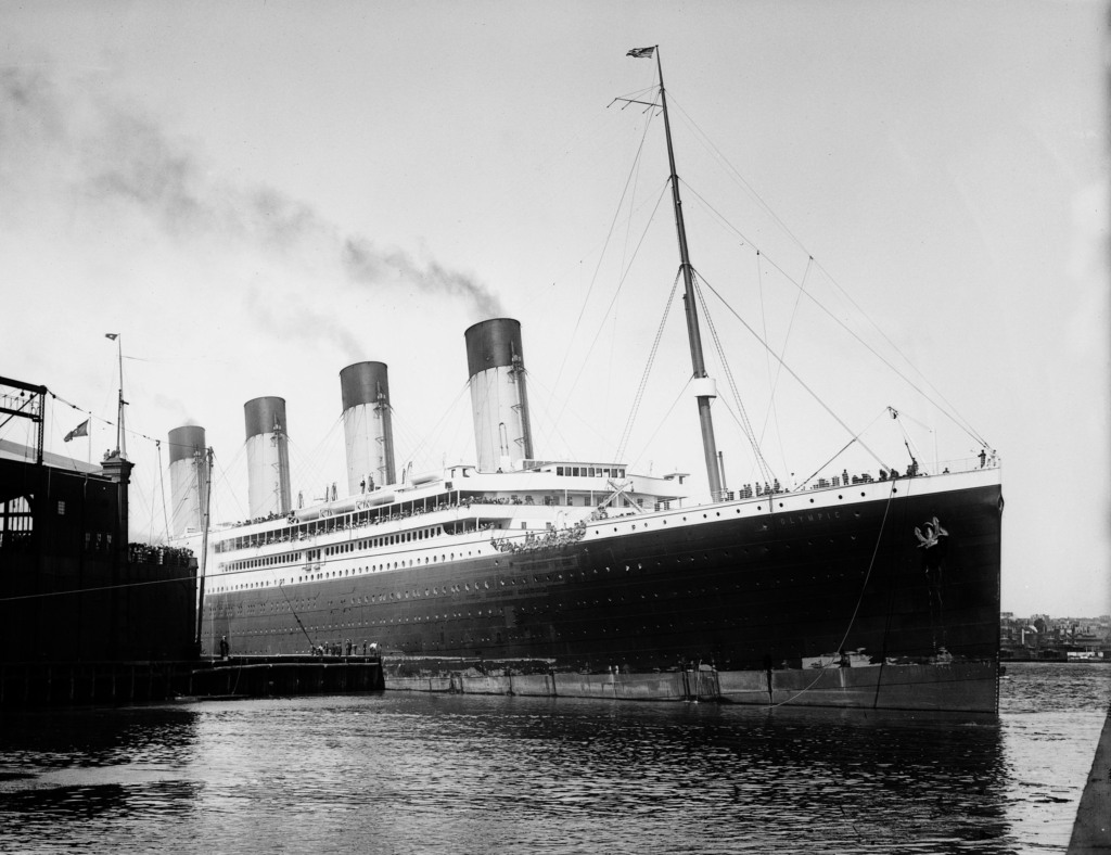 Chegada do transatlântico White Star RMS Olympic em Nova York, em 21 de junho de 1911, após sua primeira viagem transatlântica (Foto Paul Thompson/Library of Congress/Wiki Commons)