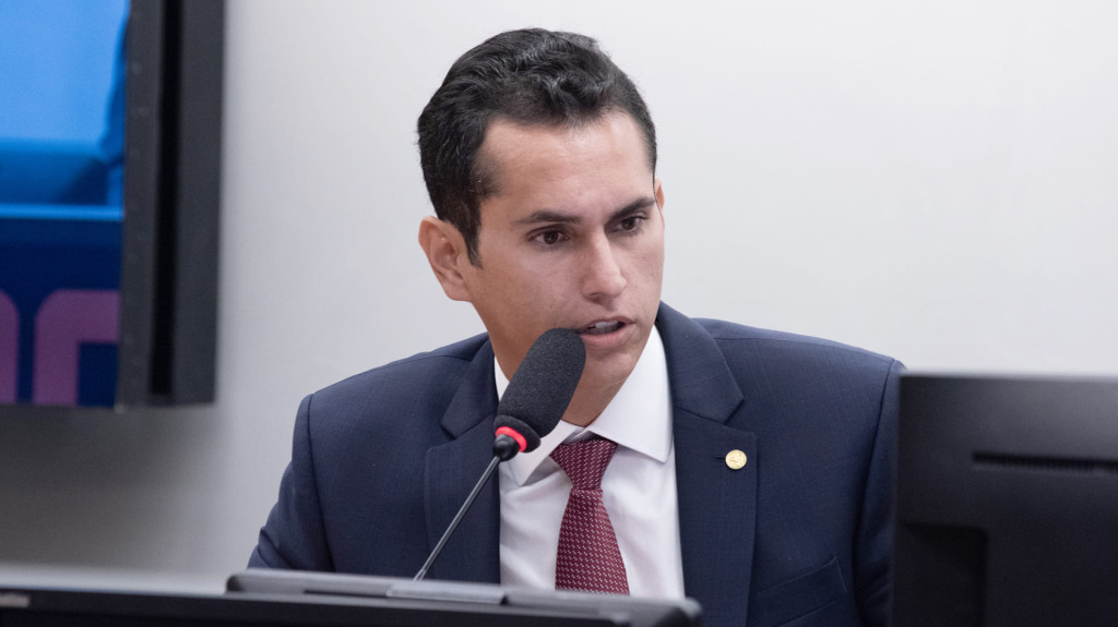 Domingos Neto, à mesa, durante audiência da Comissão Especial sobre a Cota Mínima de Recursos dos Partidos, em 2/8/2023 (Foto Zeca Ribeiro/Câmara dos Deputadas)