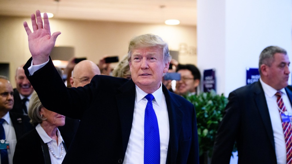 Donald Trump, presidente dos EUA, caminha pelo centro de convenções na reunião anual do Fórum Econômico Mundial em Davos, em 25/1/2018 (Foto Manuel Lopez/WEF)