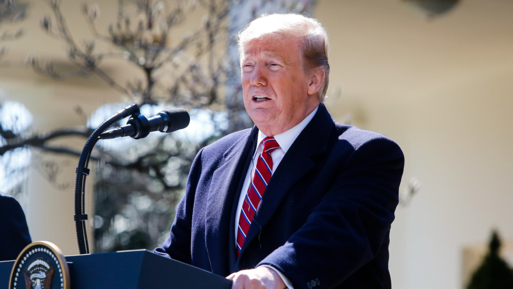 Presidente dos Estados Unidos, Donald Trump, responde perguntas da imprensa durante encontro bilateral com o governo do Brasil, em Washington, em 19/3/2019 (Foto Isac Nóbrega/PR)