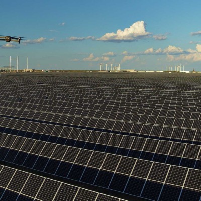 Drone sobrevoa usina solar fotovoltaica operada pela Enel (Foto Divulgação)