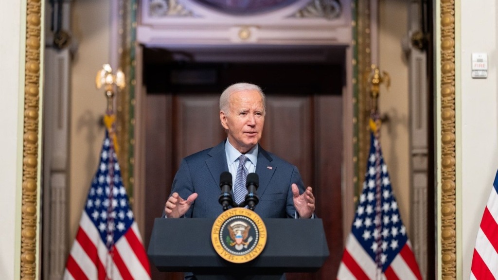 Joe Biden discursa a um grupo de líderes da comunidade judaica, na Sala do Tratado Indiano, sobre seu apoio a Israel após os recentes ataques terroristas do Hamas, em 11/10/2023 (Foto Oliver Contreras/White House)