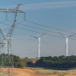 Linhas de transmissão escoam energia produzida por turbinas eólicas (Foto Divulgação Enel)