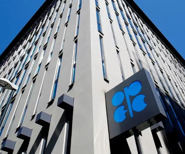 Logo da Opep na fachada do edifício sede da organização, em Viena, na Áustria (Foto Divulgação)