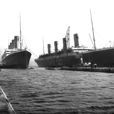 Navios irmãos 'Olympic' e 'Titanic' em 1912, atracados em Belfast, na Irlanda do Norte (Foto Robert John Welch/National Museums (NI)/Wiki Commons)