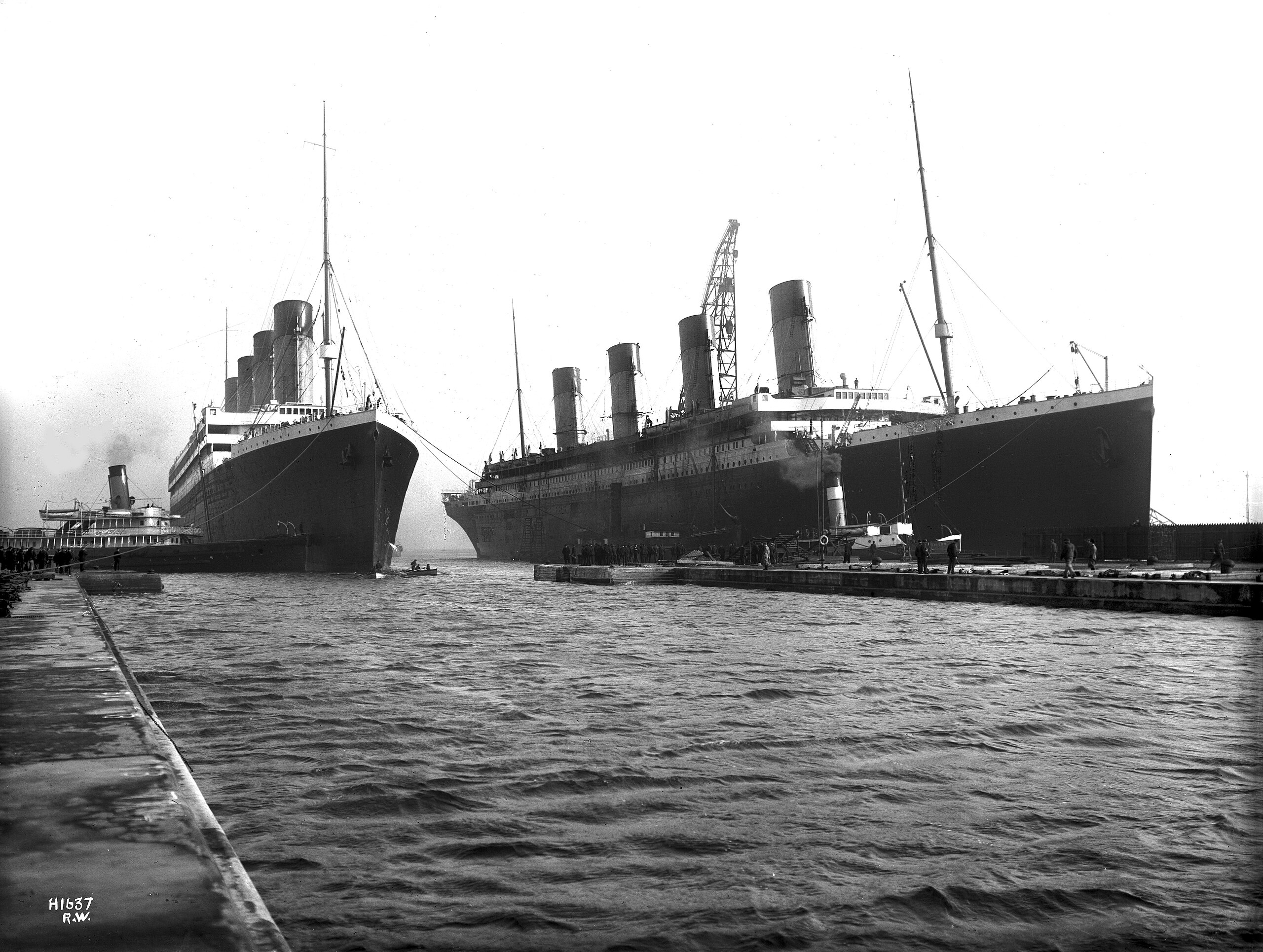 Navios irmãos 'Olympic' e 'Titanic' em 1912, atracados em Belfast, na Irlanda do Norte (Foto Robert John Welch/National Museums (NI)/Wiki Commons)