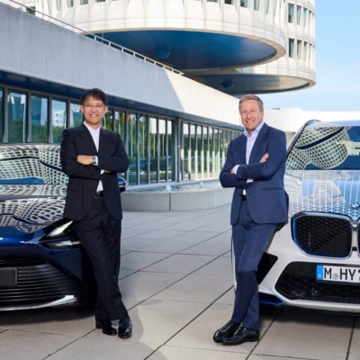 Representantes da Toyota e BMW durante anúncio para desenvolvimento conjunto de carros movidos a hidrogênio e infraestrutura para abastecimento (Foto Divulgação BMW)