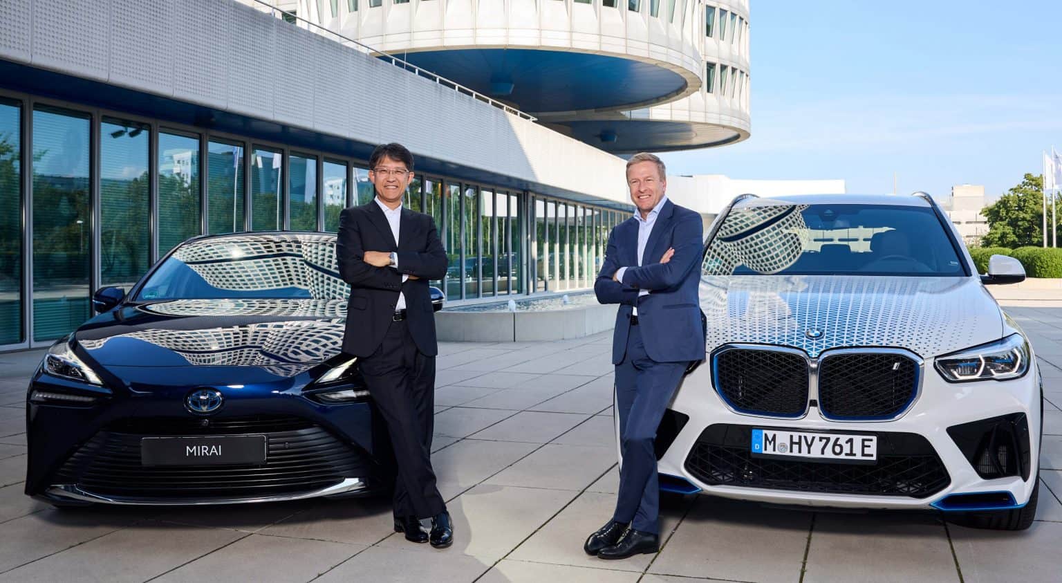 Representantes da Toyota e BMW durante anúncio para desenvolvimento conjunto de carros movidos a hidrogênio e infraestrutura para abastecimento (Foto Divulgação BMW)