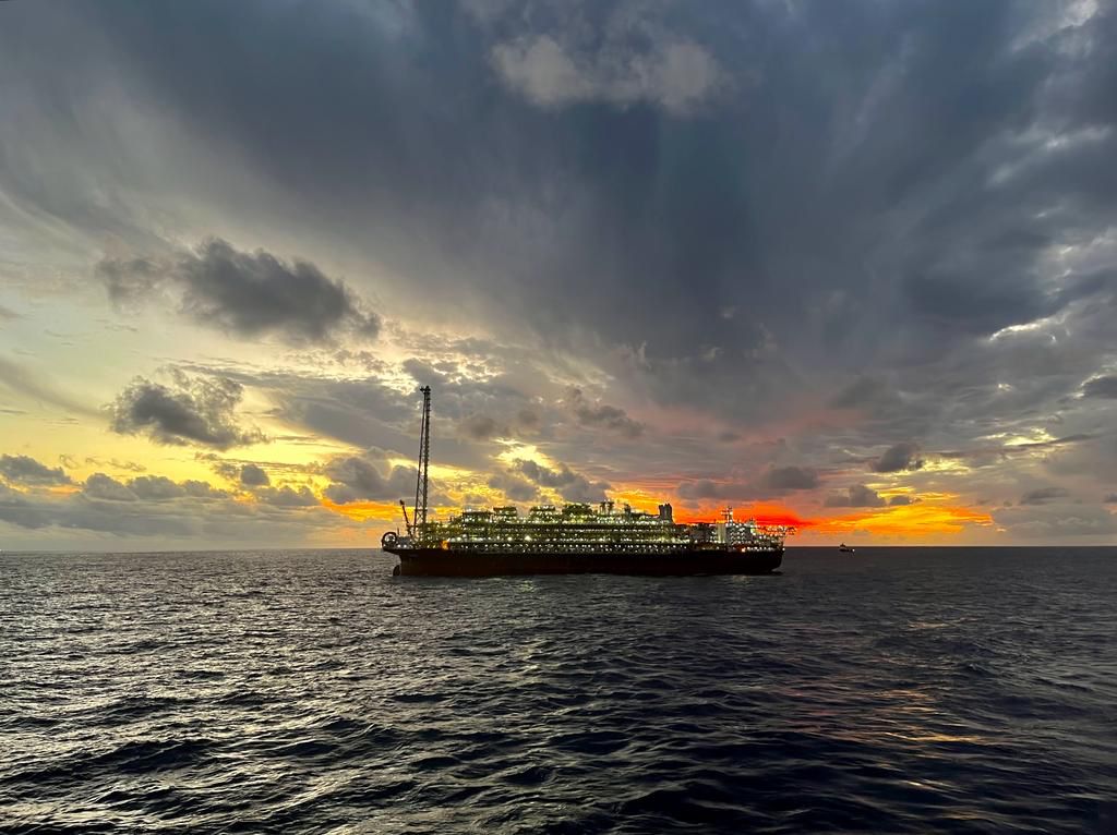 FPSO Almirante Barroso, a 5ª plataforma em produção no Campo de Búzios; com céu acinzentado e encoberto de nuvens e sol se ponto ao fundo (Foto Agência Petrobras) FPSO Almirante Barroso, a 5ª plataforma em produção no Campo de Búzios; com céu acinzentado e encoberto de nuvens e sol se ponto ao fundo (Foto Agência Petrobras)