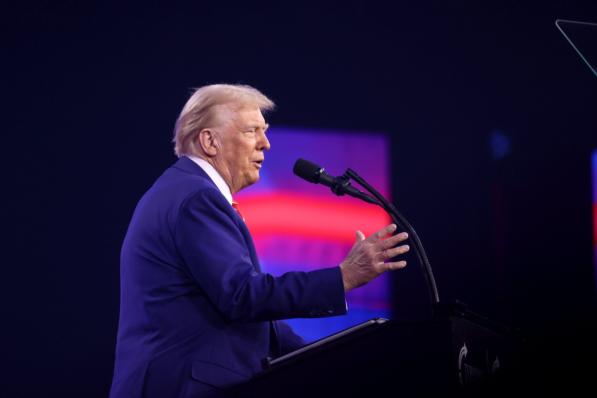 O presidente eleito dos EUA, Donald Trump, discursa durante o AmericaFest 2024 no Phoenix Convention Center, no Arizona (Foto Divulgação)