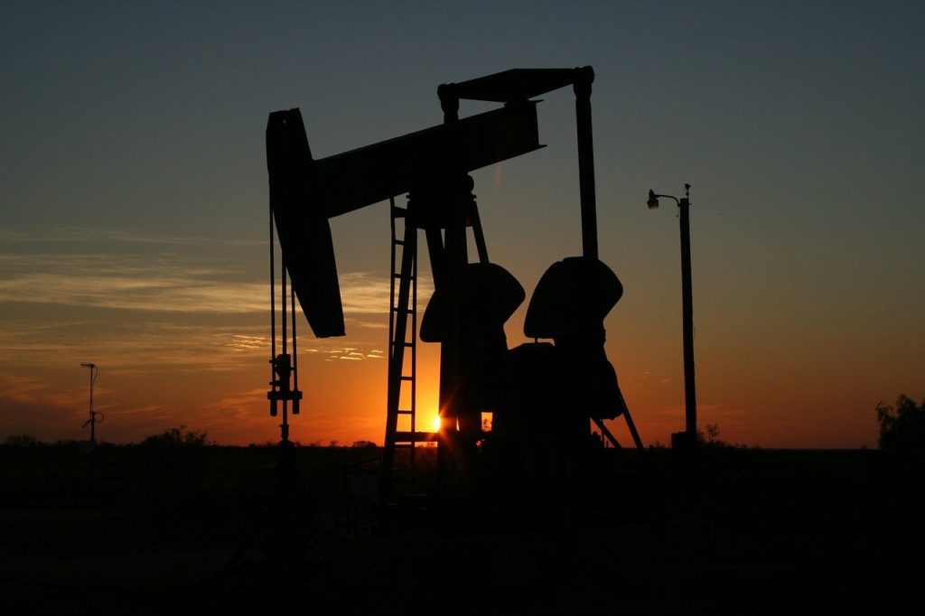 Produção terrestre de petróleo e gás (Foto Laura Upshaw/Pixabay)