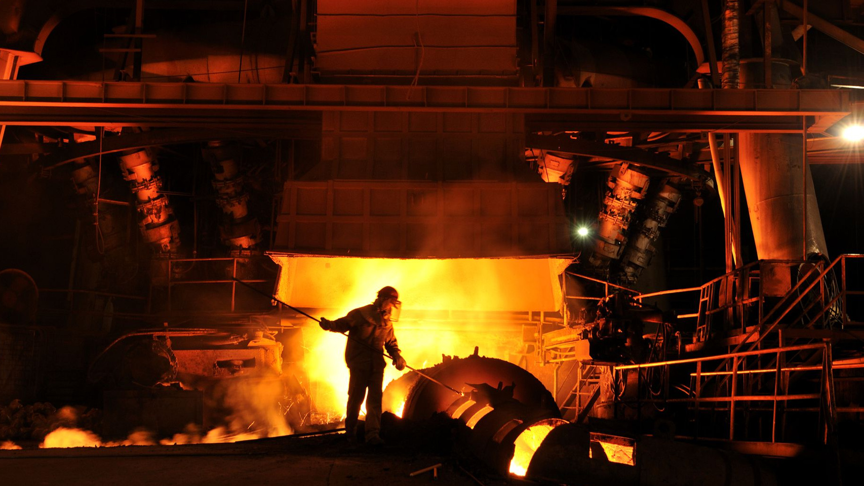 Setor indústrial vê oportunidade para revisão de concessões de gás natural; Abegás fala em risco de quebra de contratos. Na imagem: Trabalhador em forno de alta temperatura em siderúrgica (Foto: Divulgação Vika Controls)