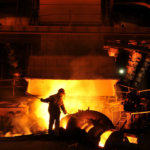 ES Gás se prepara para crescer junto com mercado livre de gás e busca se adaptar para disputar com outras fontes. Na imagem: Trabalhador em forno de alta temperatura em siderúrgica (Foto: Divulgação Vika Controls)