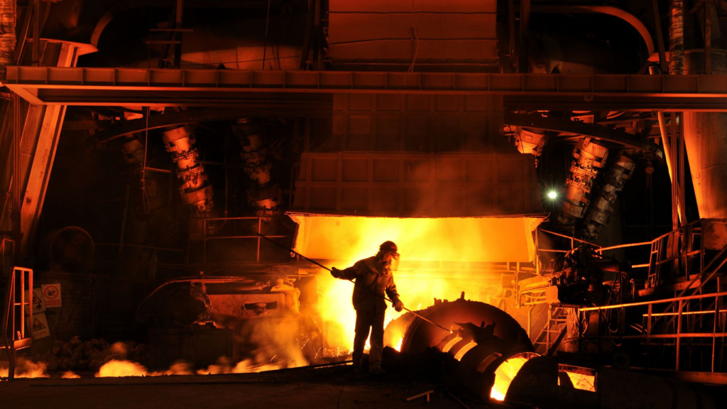 Trabalhador em forno de alta temperatura em siderúrgica (Foto Divulgação Vika Controls)