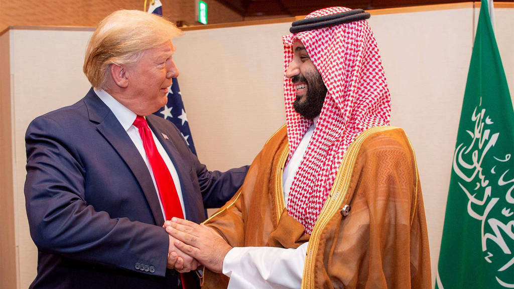 Presidente dos EUA, Donald Trump (à esquerda), encontra-se com o príncipe herdeiro da Arábia Saudita, Mohammad Bin Salman, no segundo dia da Cúpula do G20, em Osaka, Japão, em 29/6/2019 (Foto Bandar Algaloud/Divulgação Conselho do Reino Saudita)