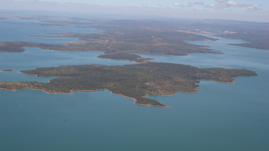 Vista aérea de ilhas no reservatório e da barragem da usina hidrelétrica de Três Marias, em Minas Gerais (Foto Divulgação Cemig)