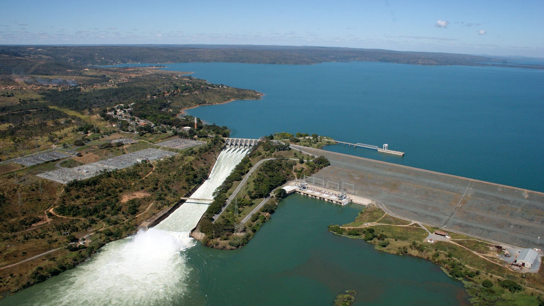 Vista aérea do reservatório e da barragem da usina hidrelétrica de Três Marias em Minas Gerais