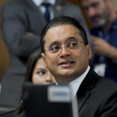 Weverton Rocha, à bancada, fala durante reunião da CCJ do Senado, em 7/8/2023 (Foto Geraldo Magela/Agência Senado)