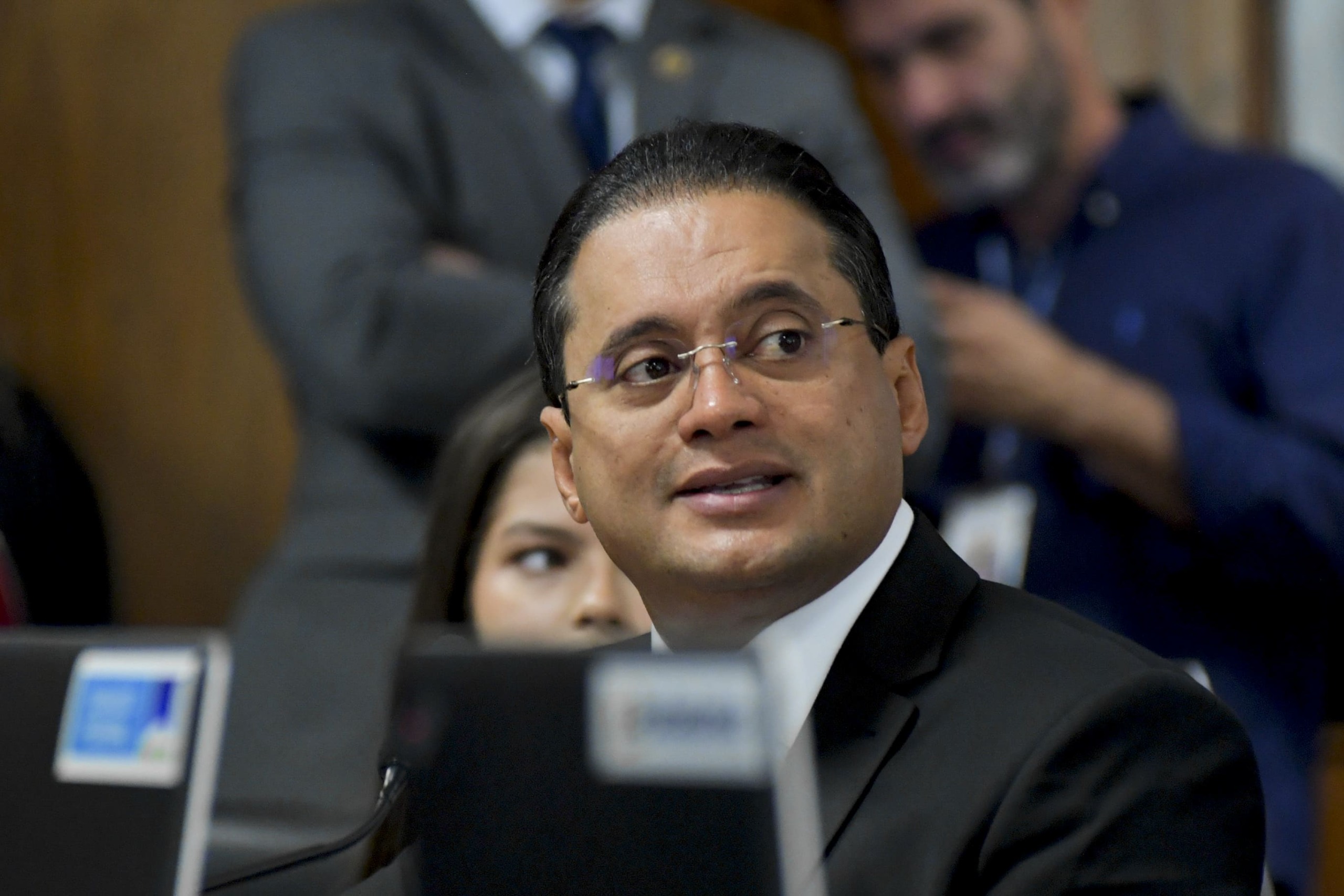 Weverton Rocha, à bancada, fala durante reunião da CCJ do Senado, em 7/8/2023 (Foto Geraldo Magela/Agência Senado)