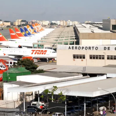 Aeronaves durante embarque e desembarque no aeroporto de Congonhas (Foto Valter Campanato/Agência Brasil)