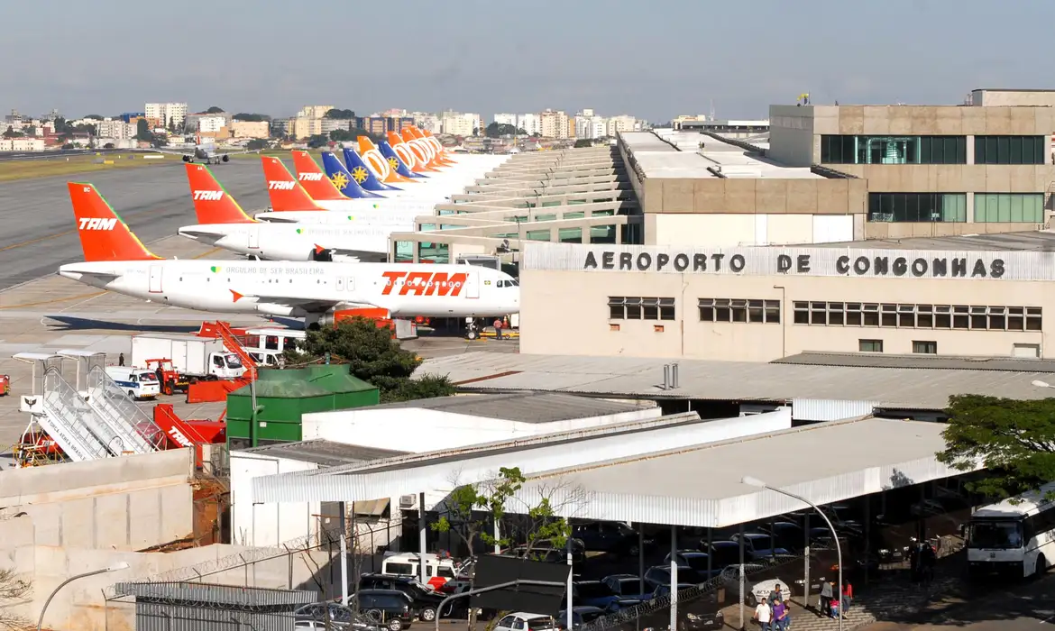 Aeronaves durante embarque e desembarque no aeroporto de Congonhas (Foto Valter Campanato/Agência Brasil)