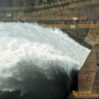 Itaipu Binacional, localizada no rio Paraná, nos municípios de Foz do Iguaçu (Brasil, e Hernandarias (Paraguai)