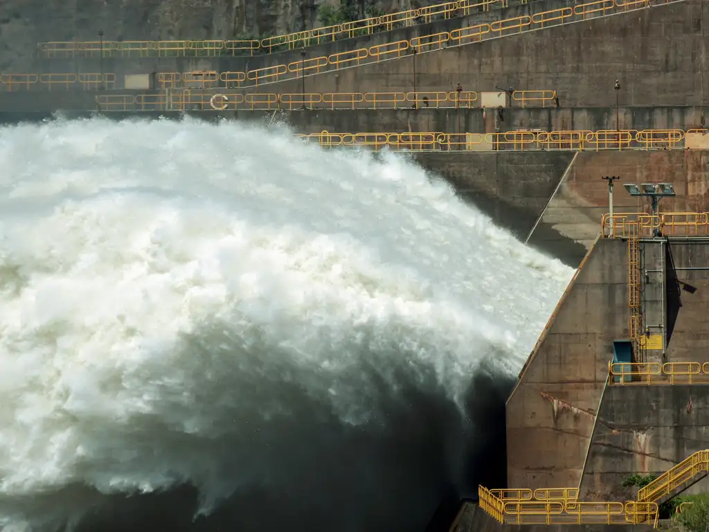 Itaipu Binacional, localizada no rio Paraná, nos municípios de Foz do Iguaçu (Brasil, e Hernandarias (Paraguai)