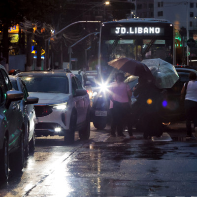 Forte chuva causa alagamentos e congestiona o trânsito e pontos de ônibus ficam lotados na Avenida Matarazzo, em São Paulo (Foto Paulo Pinto/Agencia Brasil)