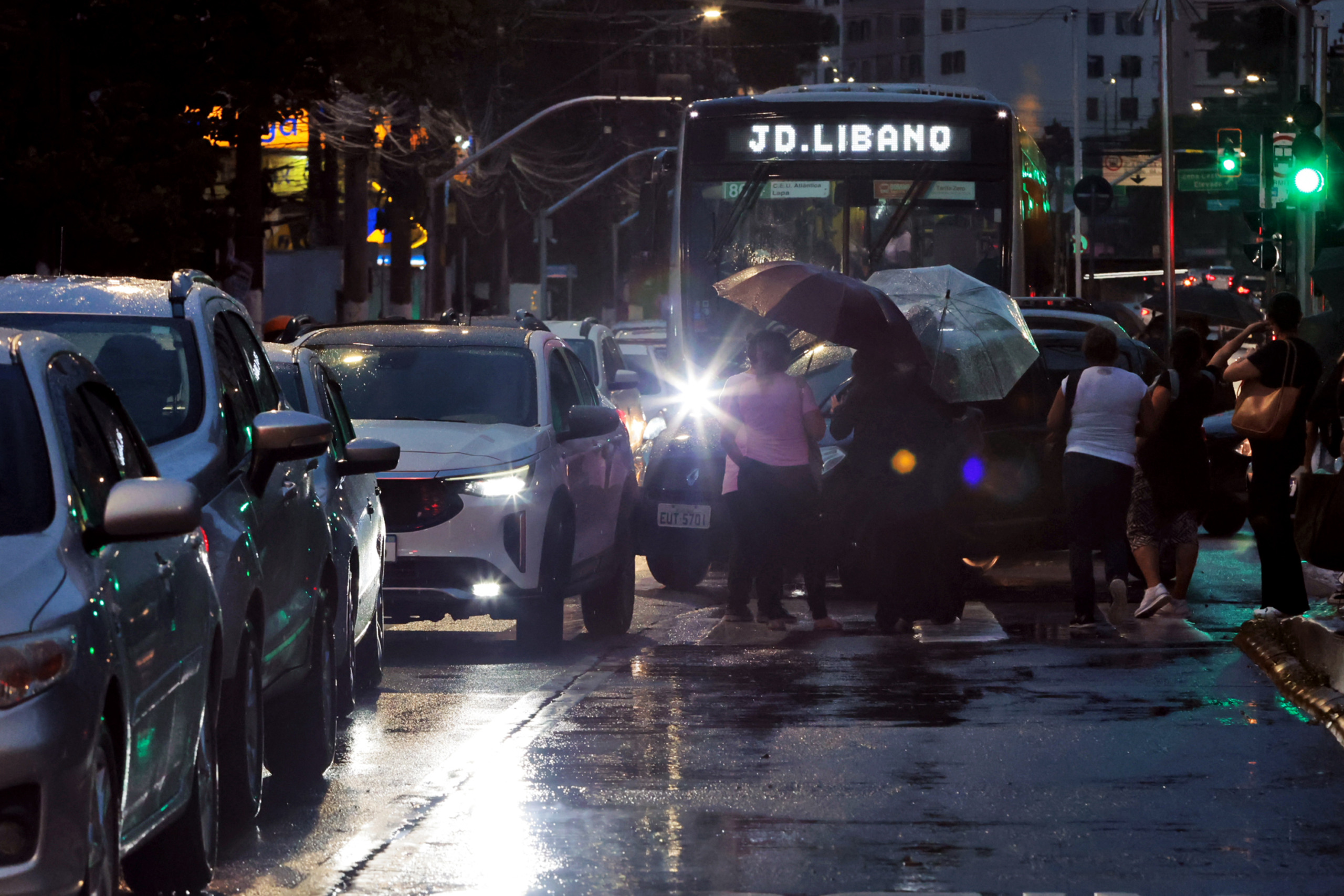 Forte chuva causa alagamentos e congestiona o trânsito e pontos de ônibus ficam lotados na Avenida Matarazzo, em São Paulo (Foto Paulo Pinto/Agencia Brasil)