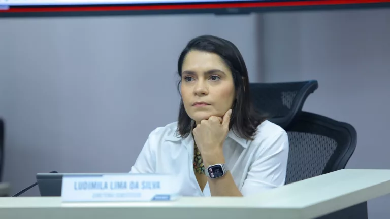 Ludimila Lima durante a 6ª reunião pública ordinária de 2025 da diretoria colegiada da Aneel, em 25 de fevereiro (Foto Michel Jesus/Aneel)