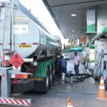 Frentista conecta mangueira a caminhão-tanque em posto de combustíveis da Petrobras, no Plano Piloto, região central de Brasília, DF (Foto Marcello Casal Jr/Agência Brasil)