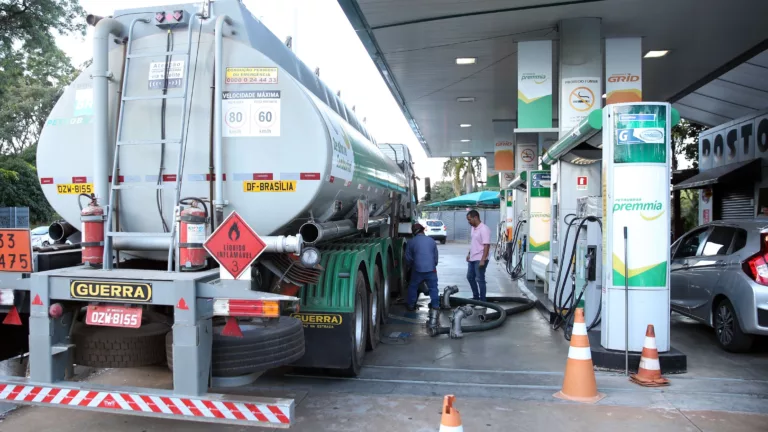 Frentista conecta mangueira a caminhão-tanque em posto de combustíveis da Petrobras, no Plano Piloto, região central de Brasília, DF (Foto Marcello Casal Jr/Agência Brasil)