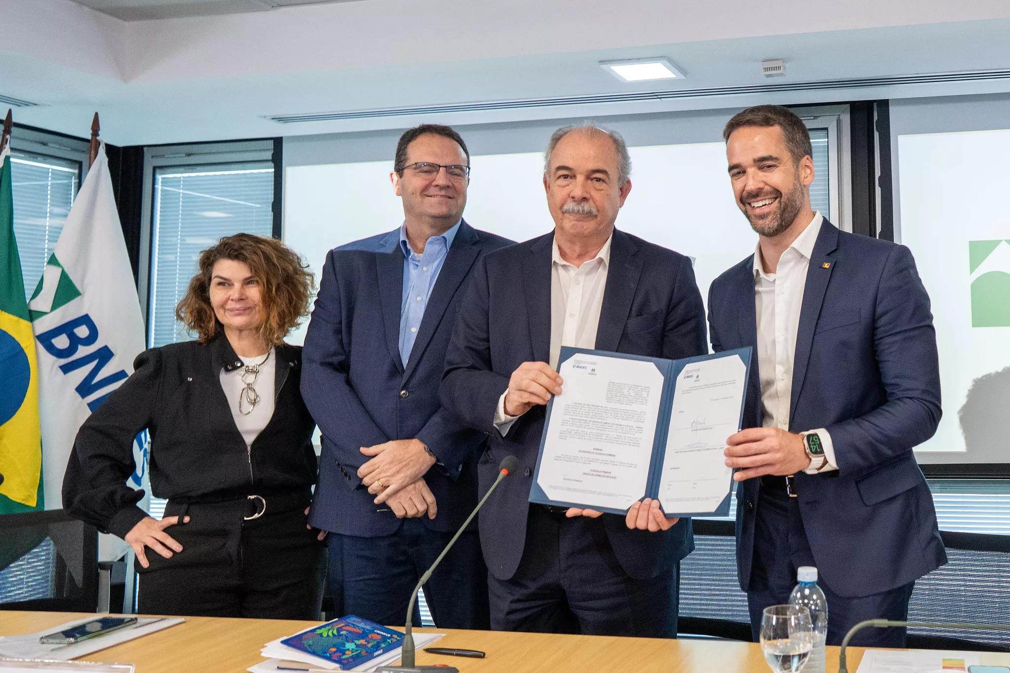 Presidente do BNDES, Aloizio Mercadante, se reúne com o governador do Rio Grande do Sul, Eduardo Leite, para discutir novos projetos para o estado, na sede do banco no Rio, em 7/2/2025 (Foto: Maurício Tonetto/Secom RS)